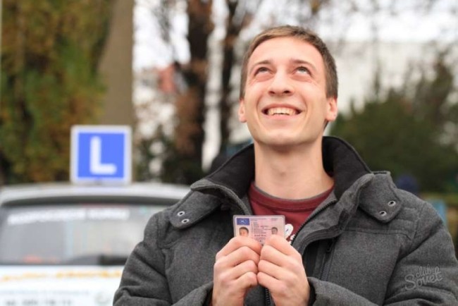 Мужчина с польскими водительскими правами в руках