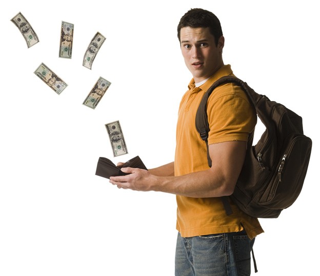 Студент с деньгами из кошелька