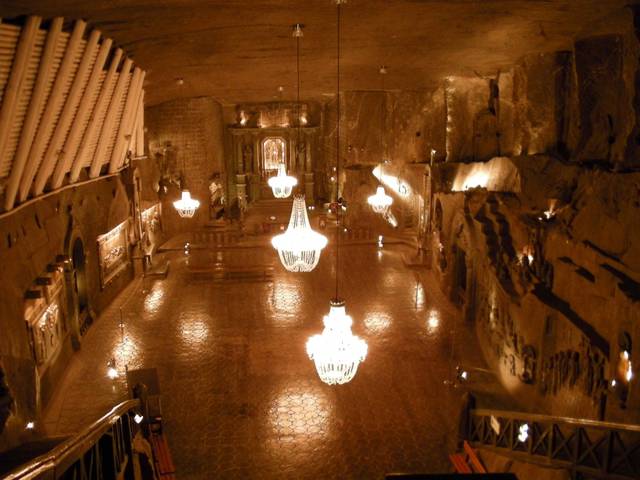 Внутренний зал соляной шахты в Польше