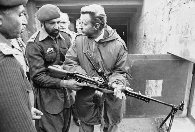 Збигнев Бжезинский с пакистанскими солдатами в марте 1980 года