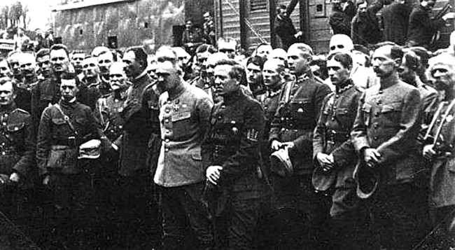 Пилсудский и Петлюра (в центре) вместе с украинскими и польскими офицерами