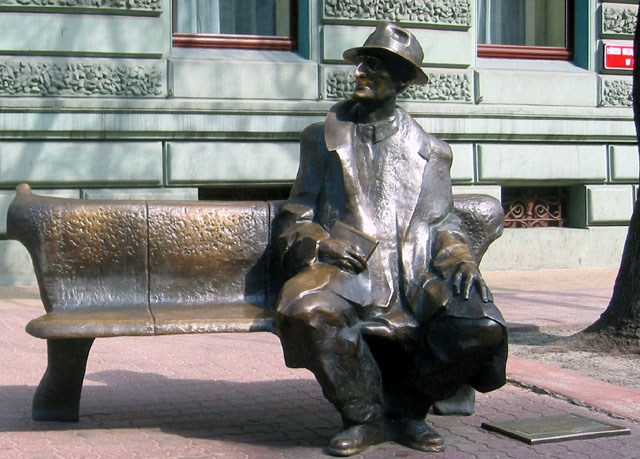 Скульптура "Скамейка Юлиана Тувима"