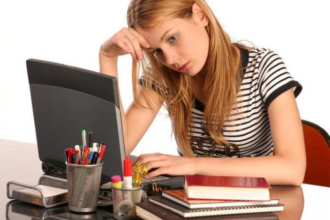 Задумчивая девушка перед ноутбуком - StudentPortal