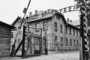 Вход в лагерь смерти фашистского режима Освенцим - StudentPortal