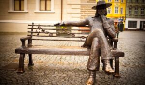 Памятник-лавочка Чеслава Немена - StudentPortal