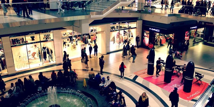 Польский гостиничный и торговый бизнес станут открывать в первых числах мая