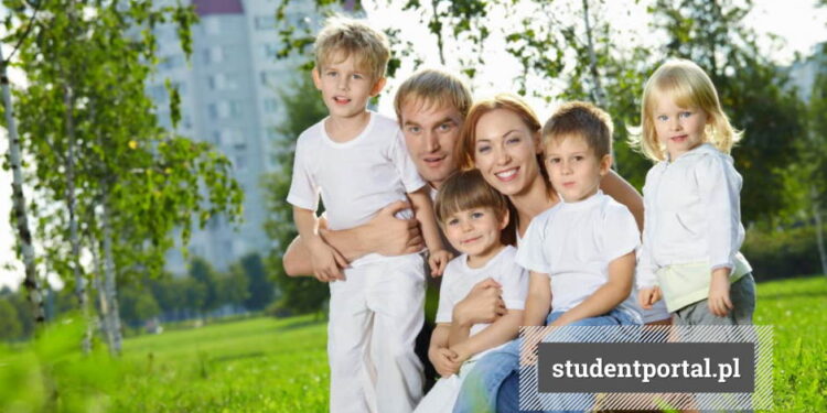 Karta Dużej Rodziny, або Карта Великої Сім’ї – соціальна програма для багатодітних сімей