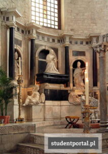 Гробница Боны Сфорца в Церкви святого Николая в Бари