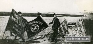 Офіцери Війська Польського із захопленими під Варшавою прапорами Червоної Армії - StudentPortal