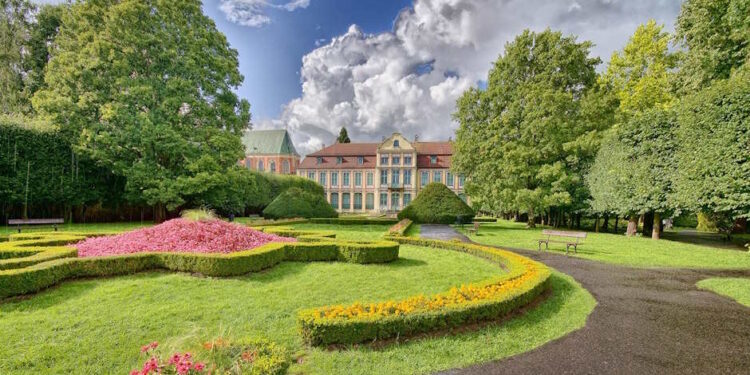 Олівський парк у Гданську: Палац Абатів оточений ландшафтним садом із фігурними кущами та квітучими клумбами - StudentPortal